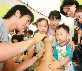 강진군은 고려청자의 독창성과 예술성, 우수성을 국내외 관광객에게 알리기 위해 매년 청자축제를 열고 있다. 동아일보 자료 사진