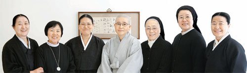 ‘염소 한 마리의 희망-에티오피아 소녀·여성돕기 기금마련전’을 성공리에 마친 삼소회 회원들이 법정 스님의 친필 액자를 배경으로 기념촬영을 하며 환하게 웃고 있다. 맨 왼쪽이 원불교 김지정 교무. 서영수 전문 기자