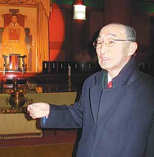 경기 파주시 고려통일대전 내 태조 왕건의 존영 앞에서 고려사를 설명하는 차화준 총재. 파주=허진석 기자