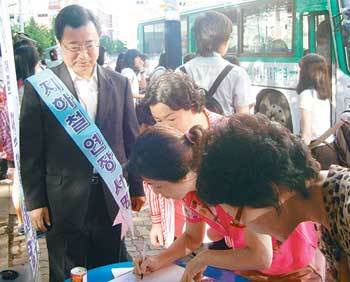 하남경제발전연구원 지하철유치 특별위원회가 지난해 9월 시민들을 대상으로 서명운동을 벌이고 있다. 이 서명운동에 시민 2만3900여 명이 동참했다. 사진 제공 하남경제발전연구원