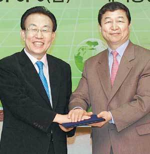 미국 뉴욕 H-마트 권중갑 회장(오른쪽)과 김관용 경북지사가 대학생 인턴십 협약을 맺고 있다. 사진 제공 경북도