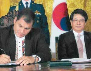 라파엘 코레아 에콰도르 대통령(왼쪽)과 최광철 SK건설 사장이 6일 에콰도르 정유공장 공사 프로젝트의 기본설계에 대한 계약을 2억6000만 달러에 맺었다. 사진 제공 SK건설