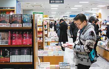 일본 도쿄 신주쿠에 있는 대형 서점 기노쿠니야. 일본 독자들의 자국 문학에 대한 높은 선호도를 증명하듯 진열대에 놓인 서적 대부분이 일본 작품으로 채워져 있다. 도쿄=박선희 기자