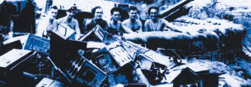 16포병연대 승전 기념촬영  6·25전쟁에 참전했던 뉴질랜드 16포병연대 소속 부대원들이 1951년 4월 가평전투에서 중공군의 남하를 저지한 뒤 전투 중 사용했던 포탄 상자를 보며 기뻐하고 있다. 사진 제공 이언 매클리 씨