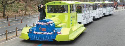 온라인전기차가 9일 서울대공원에서 운행을 시작했다. 무선으로 전기를 자체 충전하며 달리는 온라인전기차는 세계 최초로 실용화됐다. 홍진환 기자