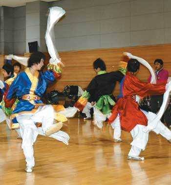 6일 충무아트홀 ‘2010 산대희-연분홍치마 봄바람에’ 리허설에서 선보인 김원민전통연희단의 버나돌리기. 사진 제공 충무아트홀