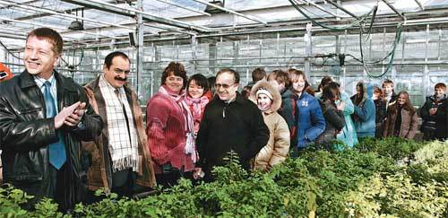 “폐기물 가스로 꽃재배 놀라워요”지난달 한국을 찾은 러시아 관광객들이 수도권매립지에서 발생하는 가스를 이용해 꽃을 재배하는 온실을 둘러보고 있다. 수도권매립지관리공사는 2020년까지 1조5000억 원을 들여 각종 폐기물을 재활용하는 환경에너지타운을 건설하는 사업을 추진하기로 했다. 사진 제공 수도권매립지관리공사