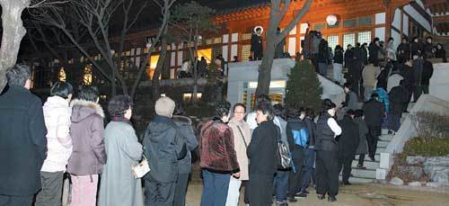 11일 밤 서울 성북구 성북동 길상사 설법전에 마련된 법정 스님 분향소를 찾은 시민들이 분향 순서를 기다리고 있다. 이종승 기자