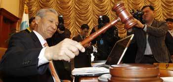 이성태 한국은행 총재가 11일 금융통화위원회를 주재하며 의사봉을 두드리고 있다. 홍진환 기자