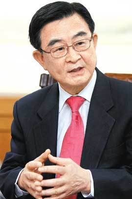 근로복지공단 김원배 이사장이 11일 서울 영등포구 영등포동2가 공단 이사장실에서 통합 공단의 미래와 비전에 대해 설명하고 있다. 변영욱 기자