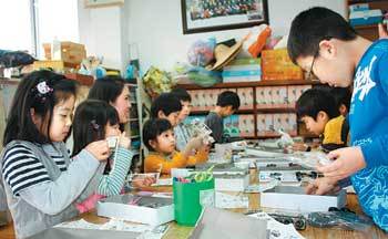 강원 춘천시 사북면으로 산촌유학을 온 도시 아이들과 마을 아이들이 10일 공부방에서 모형 자동차를 조립하는 방과후 프로그램에 참여하고 있다. 춘천=이인모 기자