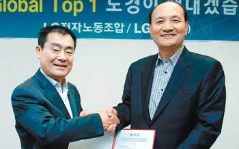 남용 LG전자 부회장(오른쪽)과 박준수 노조위원장이 10일 단체교섭에서 임금인상안을 회사 측에 전격 위임하기로 합의한 뒤 악수하고 있다. 사진 제공 LG전자