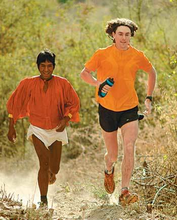 타라우마라족의 최고 선수인 아르눌포(왼쪽)가 미국에서 온 스콧 주렉과 나란히 산길을 달리고 있다.