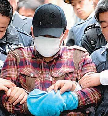 2007년 12월 경기 안양에서 초등학생 2명을 성추행한 뒤 살해한 혐의로 사형선고를 받은 정성현 씨가 2008년 3월 사건현장에서 범행을 재연하는 모습. 동아일보 자료 사진