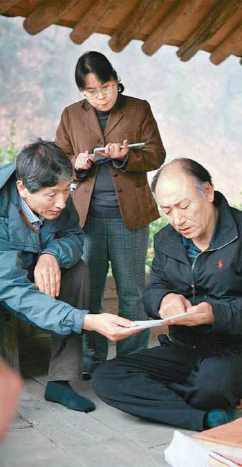 안동문화연구소의 동성마을 연구는 현존하는 문적을 바탕으로 현지 답사, 종택 방문, 종손 취재 등을 병행한다. 정진영 소장(왼쪽)이 경북 문경시 산북면 대도리의 문경 장수 황씨 종택을 방문해 장수 황씨의 문경 입향과정에 대한 설명을 듣고 있다. 이곳은 황희 정승의 자손인 황규욱 씨(오른쪽)가 관리하고 있다. 사진 제공 안동문화연구소