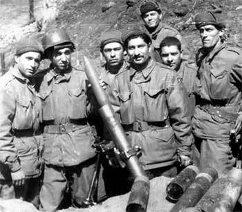 박격포 들고…6·25전쟁이 한창이던 1951년 압둘카디르 타브샨 당시 중위(왼쪽에서 네 번째)가 터키 2여단 1대대 2중대 1소대 박격포 분대원들과 함께 기념사진을 찍었다.