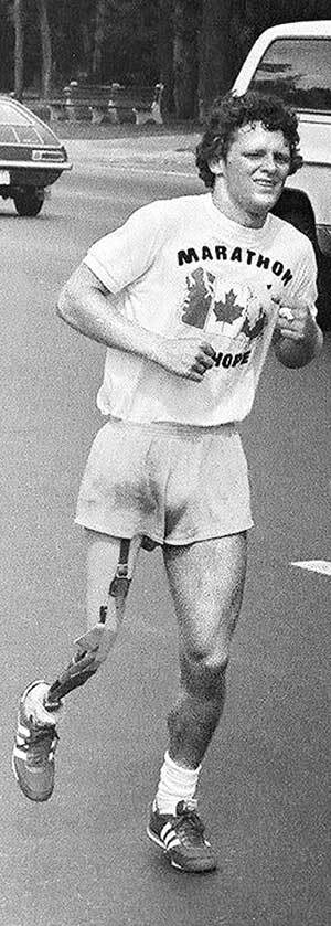 오른 다리에 의족을 한 테리 폭스가 1980년 캐나다 횡단 마라톤에서 힘겨운 레이스를 펼치고 있다. 그는 목표를 이루지 못한 채 눈을 감았지만 30년 뒤 캐나다 밴쿠버 장애인겨울올림픽의 주인공으로 다시 태어났다. 사진 출처 위키피디아