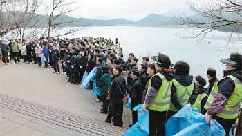 부산 금정구 직원 300여 명은 12일 회동수원지의 길에서 봄맞이 청소 및 맑은 물 보호 캠페인을 벌였다. 사진 제공 금정구