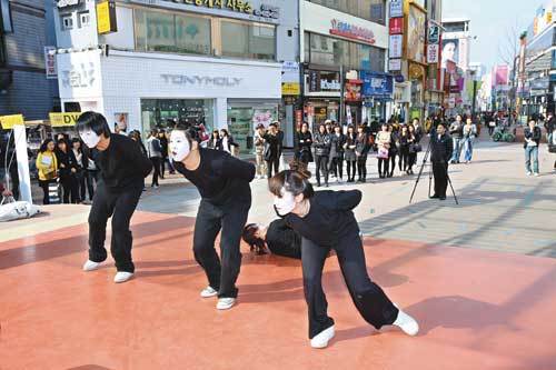 12일 대구 중구 동성로 야외무대에서 계명대 공연팀이 밴쿠버 겨울올림픽 출전 선수단을 주제로 한 비언어극을 선보이고 있다. 사진 제공 대구 중구