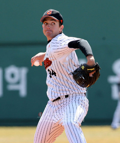 “개막전 선발 나야 나”  16일 사직에서 열린 LG와의 시범경기에 등판한 롯데의 새 외국인 투수 사도스키. 그는 지난 시즌 KIA 로페즈의 주무기였던 싱커로 무장하며 올시즌 돌풍을 예고하고 있다.