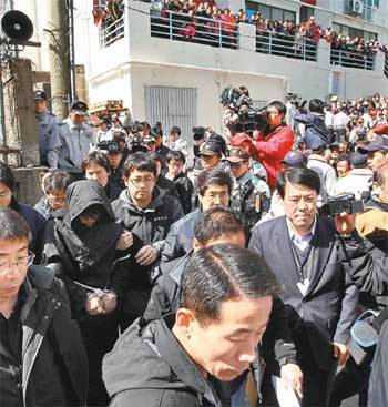 김길태 현장검증… 시민들 분노범행에 분노했고 뻔뻔함에 치를 떨었다. 어린 생명을 무참히 살해한 김길태 씨가 16일 오전 부산 사상구 덕포동 범행현장 일대에서 현장검증에 나섰다. 거리를 가득 메운 시민들은 범행을 부인하는 그에게 분노를 쏟아냈다. 부산=사진공동취재단