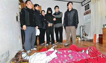 16일 피의자 김길태 씨(왼쪽에서 네 번째)가 이유리 양의 집에서 납치 당시 상황을 재연하고 있다. 그는 이 양의 시체 유기 과정과 관련해서는 검증에 임했으나 일부 혐의에 대해서는 ‘모르쇠’로 일관했다. 사진공동취재단