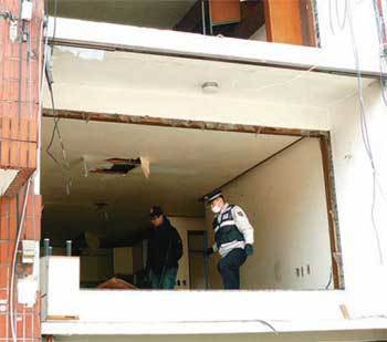 재개발지역 방범진단에 나선 경찰이 16일 서울 동작구 사당2동 58 부근의 빈집들을 둘러보고 있다. 인적을 찾기 힘든 이곳에는 주민 10여 명만이 살고 있었다. 사진 제공 동작경찰서