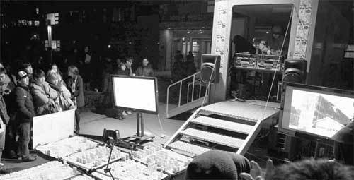 12일 오후 연세대에서 열린 기획전시 ‘재(再) in 스튜디오X 모바일’을 찾은 관람객들은 아파트 재개발에 관한 건축 프로젝트 전시와 함께 이 주제를 변주한 음악 퍼포먼스, 동영상, 막걸리를 즐겼다. 손택균 기자