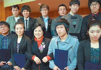 지오씨엔아이 창립 7주년 기념식에서 조명희 대표(앞줄 가운데)가 ‘준명장학금’을 받은
학생들과 포즈를 취했다. 이권효 기자