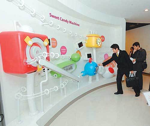 롯데제과가 서울 영등포구 양평동 롯데제과 신사옥 2층에 마련한 체험식 과자 박물관 ‘스위트 팩토리’. 각종 과자 제조 공정을 가상 모형을 통해 보여주는 스위트 팩토리는 23일부터 무료로 관람할 수 있다. 사진 제공 롯데제과