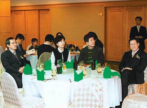 대전대 한의대 윤창열 교수(앞
 테이블 오른쪽)와 김용진 교수(왼쪽)가 최근 대전 유성구 리베리호텔에서 열린 출판기념회에 참석해 축하를 받고 있다. 사진 제공 
대전대