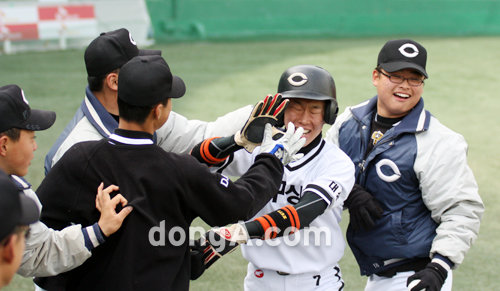 상원고 박승욱이 6회 배진호의 적시타 때 홈인한 뒤 팀동료들의 환영을 받고 있다.