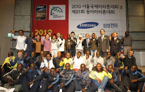 2010서울국제마라톤 겸 제81회 동아마라톤 참가 선수들이 한 자리에 모였다. 19일 서울 프라자호텔에서 열린 환영만찬에서 선수들이 기념촬영을 하고 있다. 김재호 동아일보 사장(윗줄 왼쪽에서 열 번째), 박장수 아식스스포츠사장(다섯 번째), 박정기 국제육상경기연맹 집행이사(일곱번째), 박종삼 국제구호개발기구 월드비전 회장(열두번째), 오동진 대한육상경기연맹 회장(열네번째), 주형결 대한육상경기연맹 부회장(열 다섯번째).