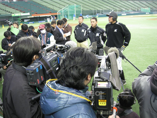 개막을 하루 앞둔 19일 지바 롯데 김태균이 특타까지 자청하고 나서자 일본매스컴이 몰려 인터뷰를 하고 있다.