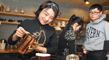 19일 서울 중구 남산동의 북 카페인 ‘블리스&블레스’에서 새터민 청년들이 바리스타 교육을 받고 있다. 이들은 24일부터 
열매나눔재단이 운영하는 커피전문점에서 일하며 커피를 만들어 팔 예정이다. 변영욱 기자