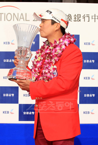 21일 한국프로골프(KPGA) 개막전인 KEB외환은행 인비테이셔널 1차대회에서 우승하며 KPGA투어 통산 4승을 기록한 김형태가 우승컵에 입을 맞추며 기뻐하고 있다. [사진제공= KPGA]