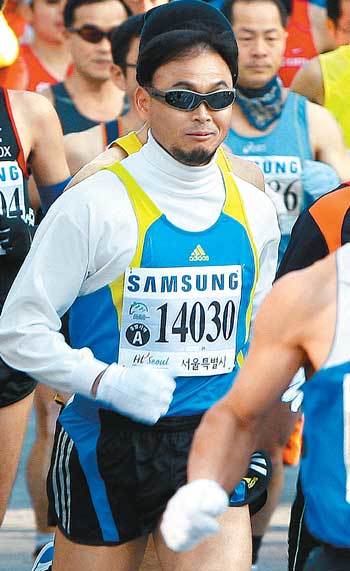 ‘국민 마라토너’ 이봉주는 17km를 달린 뒤 잠실종합운동장에서 팬 사인회를 갖는 등 마라톤 축제에 동참했다.