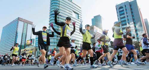 전날 서울 하늘을 뒤덮었던 황사는 온데간데없었다. 서울 광화문광장에 모인 2만3000여 마스터스 참가자들의 표정도 푸른 하늘처럼 밝기만 했다. 출발 총성과 동시에 힘차게 뛰어나가는 발걸음이 가벼워 보인다. 특별취재반