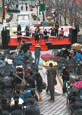 20일 부산 중구 중앙동 40계단 앞에서 열린 ‘또따또가’ 개소식에서 퓨전국악밴드 ‘아비오’가 축하공연을 펼치고 있다. 
사진 제공 부산문화예술교육연합회