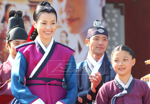 ‘동이’에서 한효주(왼쪽)의 아역을 맡은 김유정. [사진제공=MBC]