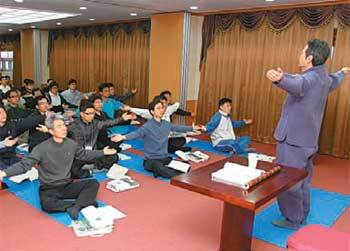 도산서원 선비문화수련원의 연수생들이 퇴계 선생의 건강체조인 활인심방을 익히고 있다. 사진 제공 안동시
