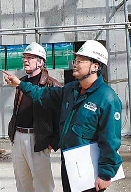 미국 리 아카데미의 브루스 린드버그 교장(왼쪽)이 대구국제학교 공사 현장에서 시공업체 관계자에게 공사 진척 상황에 대한 설명을 듣고 있다. 사진 제공 대구시