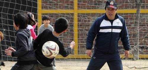 북한에서 축구 국가대표 선수로 활약하다 2003년 탈북한 문성민 씨(오른쪽)가 24일 서울 양천구 신월동 양원초등학교 운동장에서 한민족학교 학생 18명과 함께 축구 수업을 하고 있다. 문 씨는 올해부터 이 학교 체육교사로 봉사하고 있다. 원대연 기자