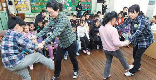 23일 오전 11시 서울 동작구 대방동 영화초등학교 4학년 3반 교실에서 학생들이 어린이재단 강사들에게 호신술을 배우고 있다. 이훈구 기자