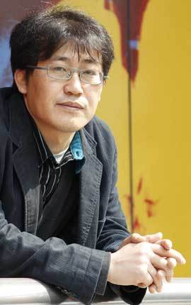 김종광 씨의 소설은 웃기지만 웃음 뒤엔 씁쓸함이 남는다. 사회현실에 대한 비판이 밑바탕에 깔려 있기 때문이다. 그는 “우리 같은 사람들이 할 수 있는 것은 싸우는 것 아니면 비아냥거림과 조롱밖에 없다”고 말한다. 김재명 기자