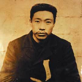 안중근 의사는 옥중에서도 존엄을 잃지 않았다. 뤼순감옥에 갇힌 지 한 달 정도 됐을 때 찍은 사진이다. 동아일보 자료 사진