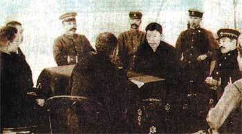 감옥에서 면회 중인 安의사  1910년 3월 중국 뤼순감옥에서 빌렘 신부(안중근 의사 맞은편 등진 
사람)와 면회하고 있는 안중근 의사. 동아일보 자료 사진