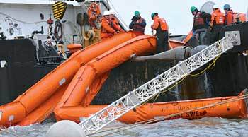 24일 미국 메인 주 포틀랜드 앞바다에서 미국 환경보호청 해안경비대 등 기관의 대원들이 원유가 바다에 유출되는 사고에 대비해 유류
 확산을 막는 훈련을 하고 있다. 이번 ‘유류 및 화학물질 유출로 인한 국가재난사태’ 대비 훈련에는 모두 50여 개의 민관 
기관에서 600여 명이 참여했다. 1989년 3월 알래스카 앞바다에서 발생한 유조선 액손 발데스호 침몰 사건을 계기로 미 정부는 
1997년부터 3년마다 이 훈련을 실시하고 있다. 사진 제공 미국 해안경비대