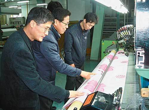 ‘프로젝트 매니저’로 활동 중인 한국섬유개발연구원 곽성현 연구원(왼쪽)과 서말용 연구원(왼쪽에서 두 번째)이 섬유개발연구원 내 시제품 개발센터에서 스타기업 직원에게 기술을 지도하고 있다. 사진 제공 대구시