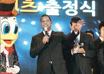 21일 부산 벡스코에서 1만3000여 명의 팬이 모인 가운데 2010 롯데 자이언츠 출정식이 열렸다.제리 로이스터 감독이 팬들에게 인사를 하고 있다. 사진 제공 롯데 자이언츠